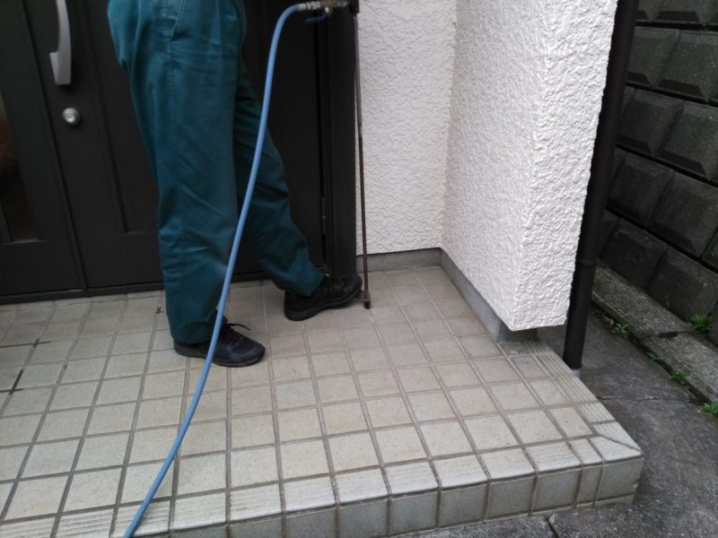 玄関タイル目地へ圧注中